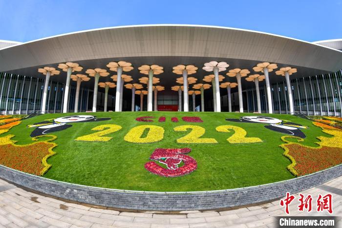 第五屆進博會場館景觀裝飾全面定妝?！￡悏魸?攝