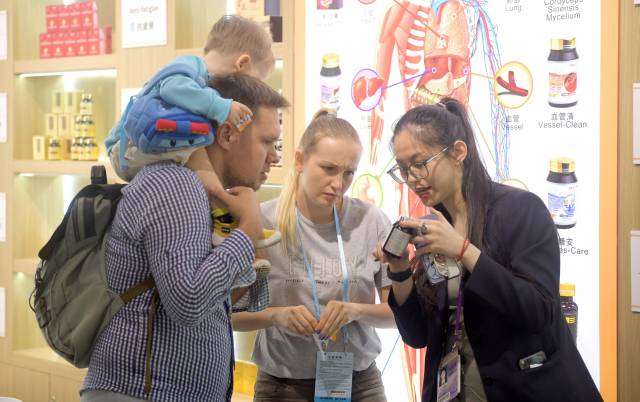 資料圖片：客商在廣交會上參觀選購商品。（新華社發(fā)）